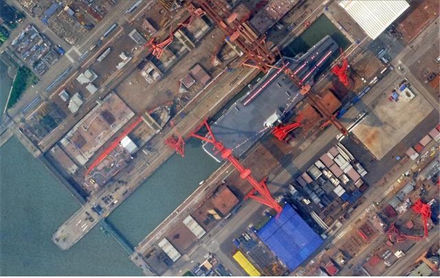 003航母开始船坞注水，美国军方公开预测：该舰或在2024年服役(图1)