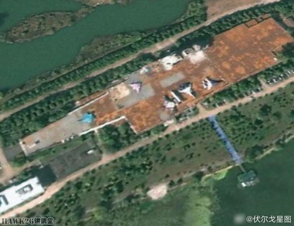 海外谈中国：攻击-11隐形无人机模型现身“陆基航母”意味什么？(图1)
