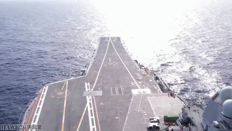 海外谈中国：攻击-11隐形无人机模型现身“陆基航母”意味什么？(图7)
