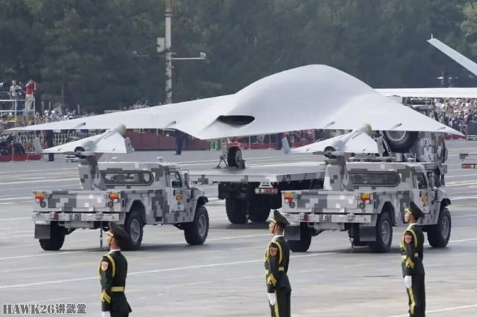 海外谈中国：攻击-11隐形无人机模型现身“陆基航母”意味什么？(图13)