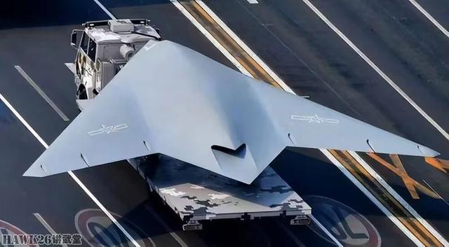 海外谈中国：攻击-11隐形无人机模型现身“陆基航母”意味什么？(图2)