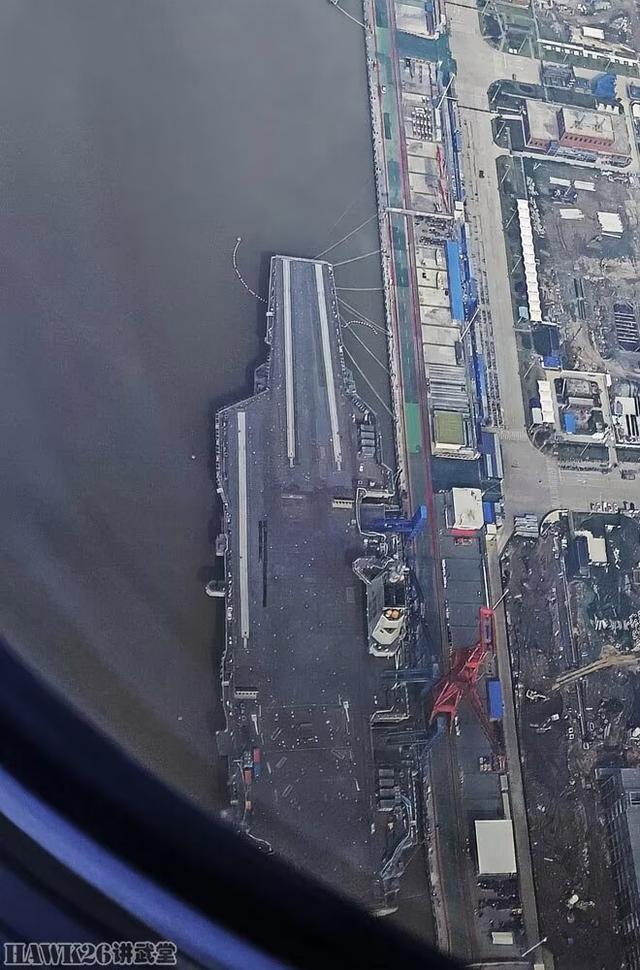 海外谈中国：攻击-11隐形无人机模型现身“陆基航母”意味什么？(图5)