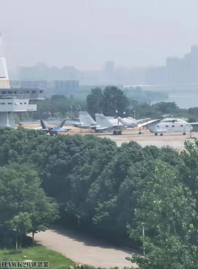 海外谈中国：攻击-11隐形无人机模型现身“陆基航母”意味什么？(图4)