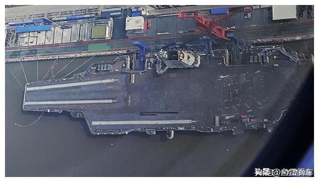就差画线了！福建舰航母鸟瞰清晰图再曝，三根电磁弹射器相当扎眼(图1)
