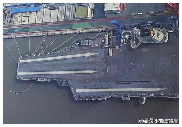 就差画线了！福建舰航母鸟瞰清晰图再曝，三根电磁弹射器相当扎眼(图3)
