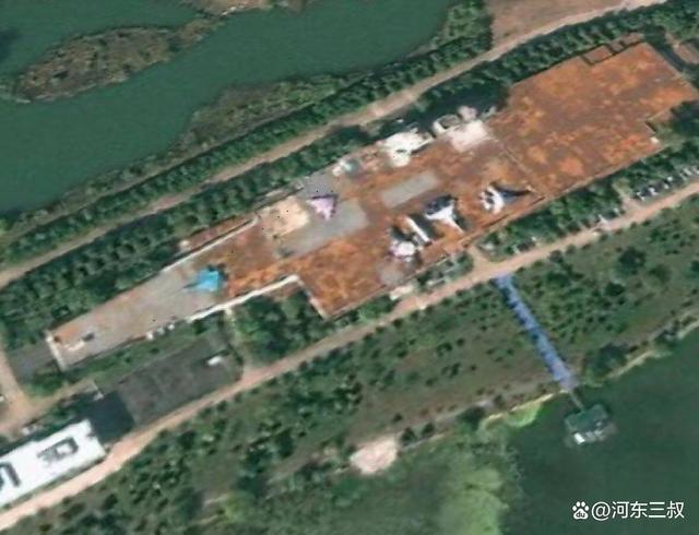 水泥航母新照片曝光，攻击11现身甲板，或将配套福建舰(图1)