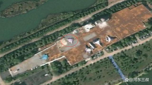 水泥航母新照片曝光，攻击11现身甲板，或将配套福建舰(图2)