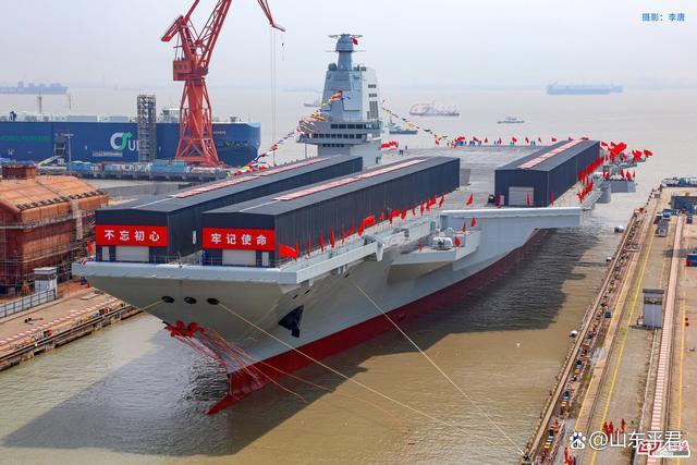 福建舰甲板冒出舰载机，8万吨航母挪位置前，还得先完成3件事(图2)